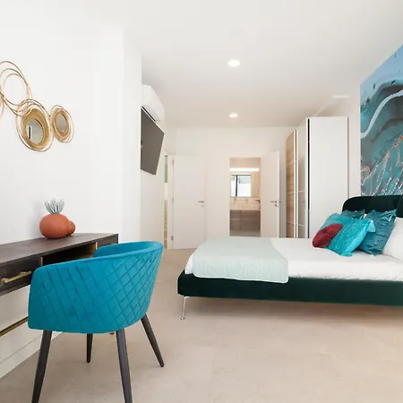 200m² New D With Private, Heated Pool And Amazing Ocean View. 빌라 아데제